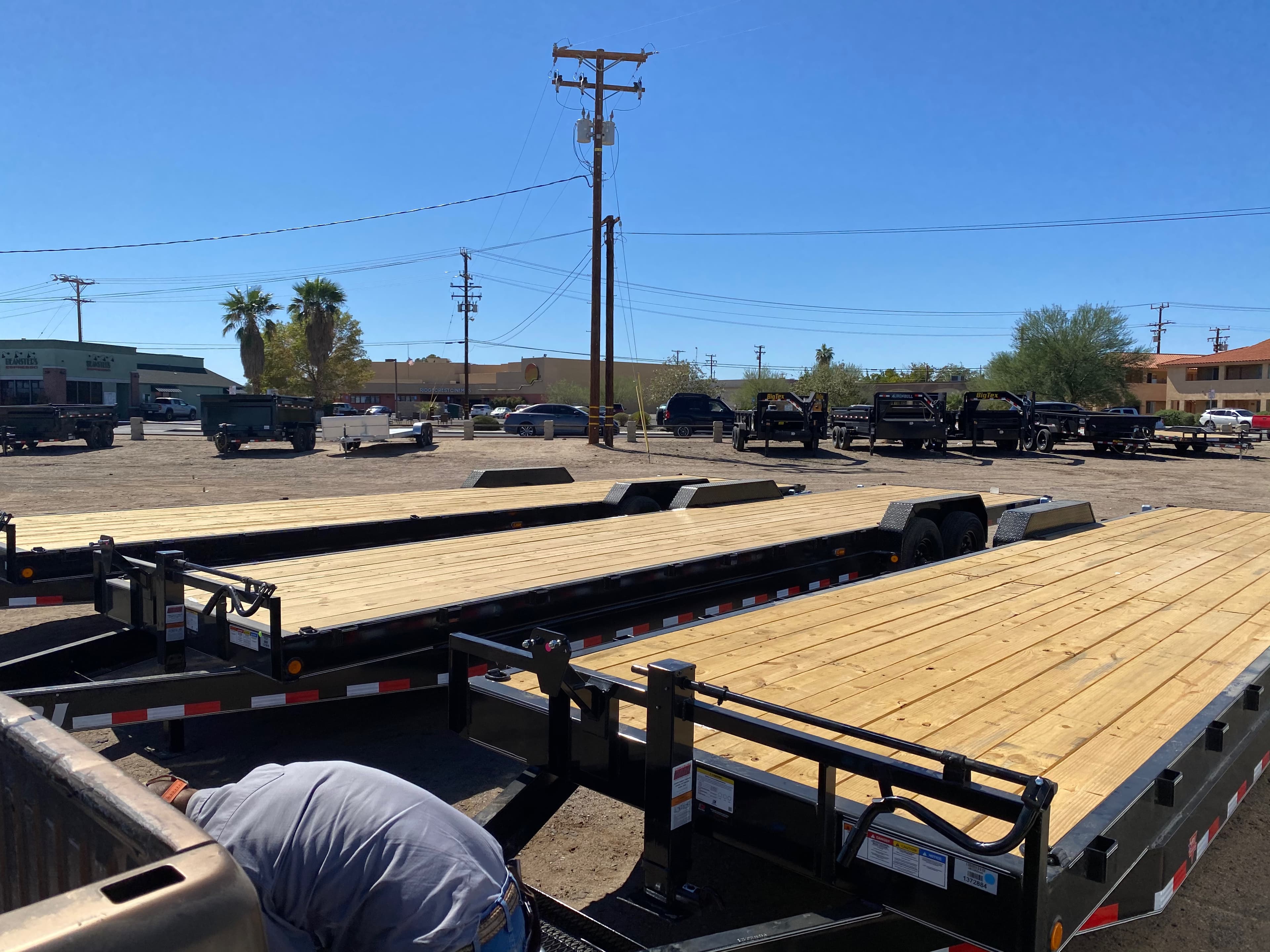 ROADMOTO flatbed trailer rental for transporting vehicles and heavy equipment